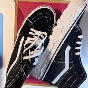 Unisex black/white Vans Shoe with lug sole bottom. Size 8 Women | 6.5 Mens